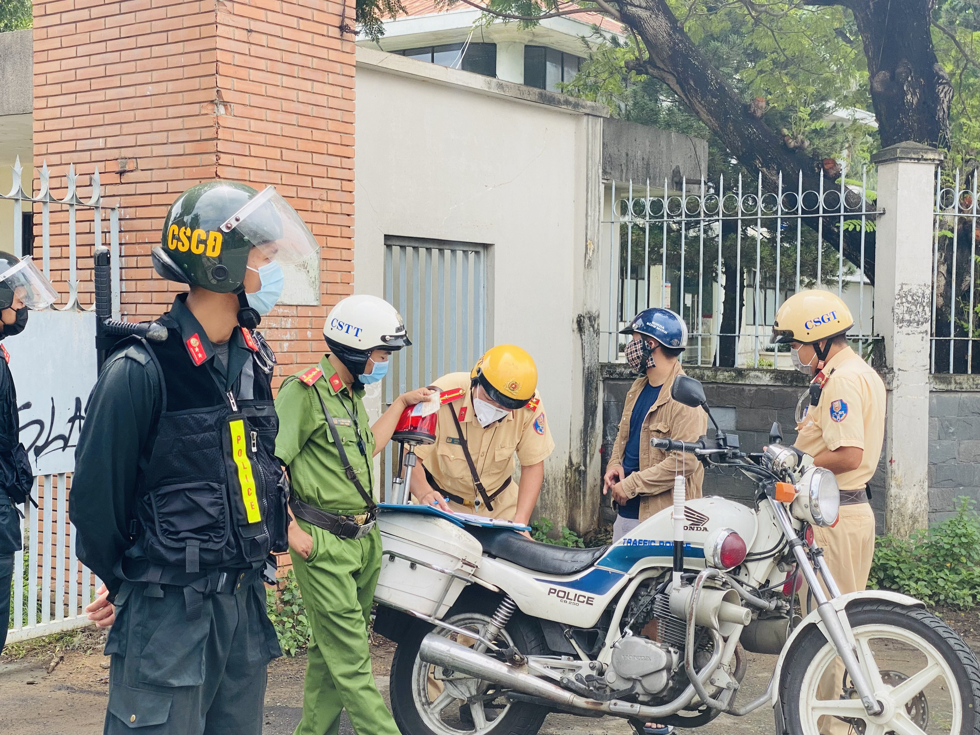 CLIP: Nhiều người ở TP HCM nói nhà gần đây khi tổ tuần tra lưu động hỏi lý do ra đường - Ảnh 3.