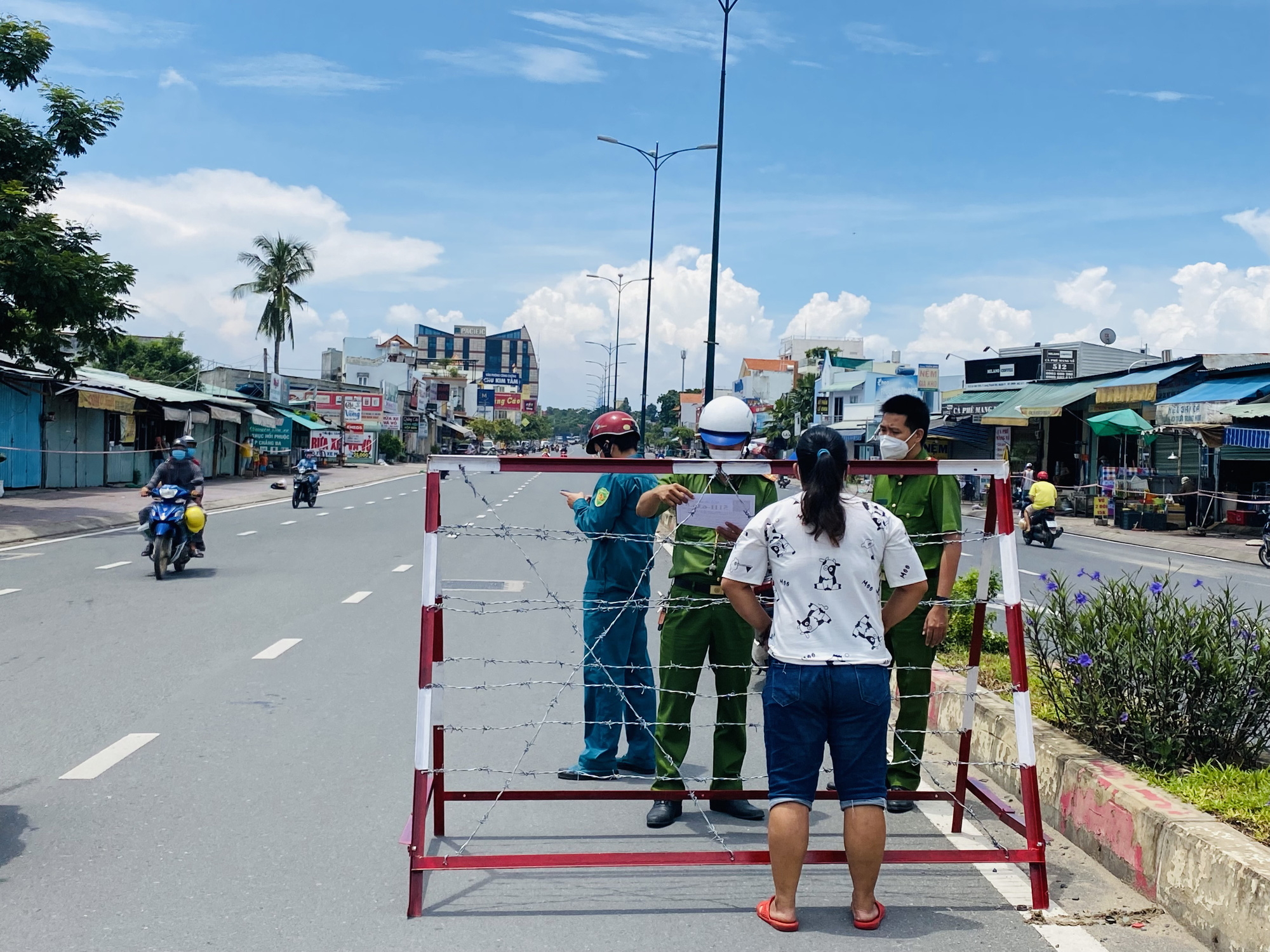 CLIP: Một đoạn đường Lê Văn Việt ở TP Thủ Đức bị phong tỏa từ 12 giờ ngày 14-7 - Ảnh 3.