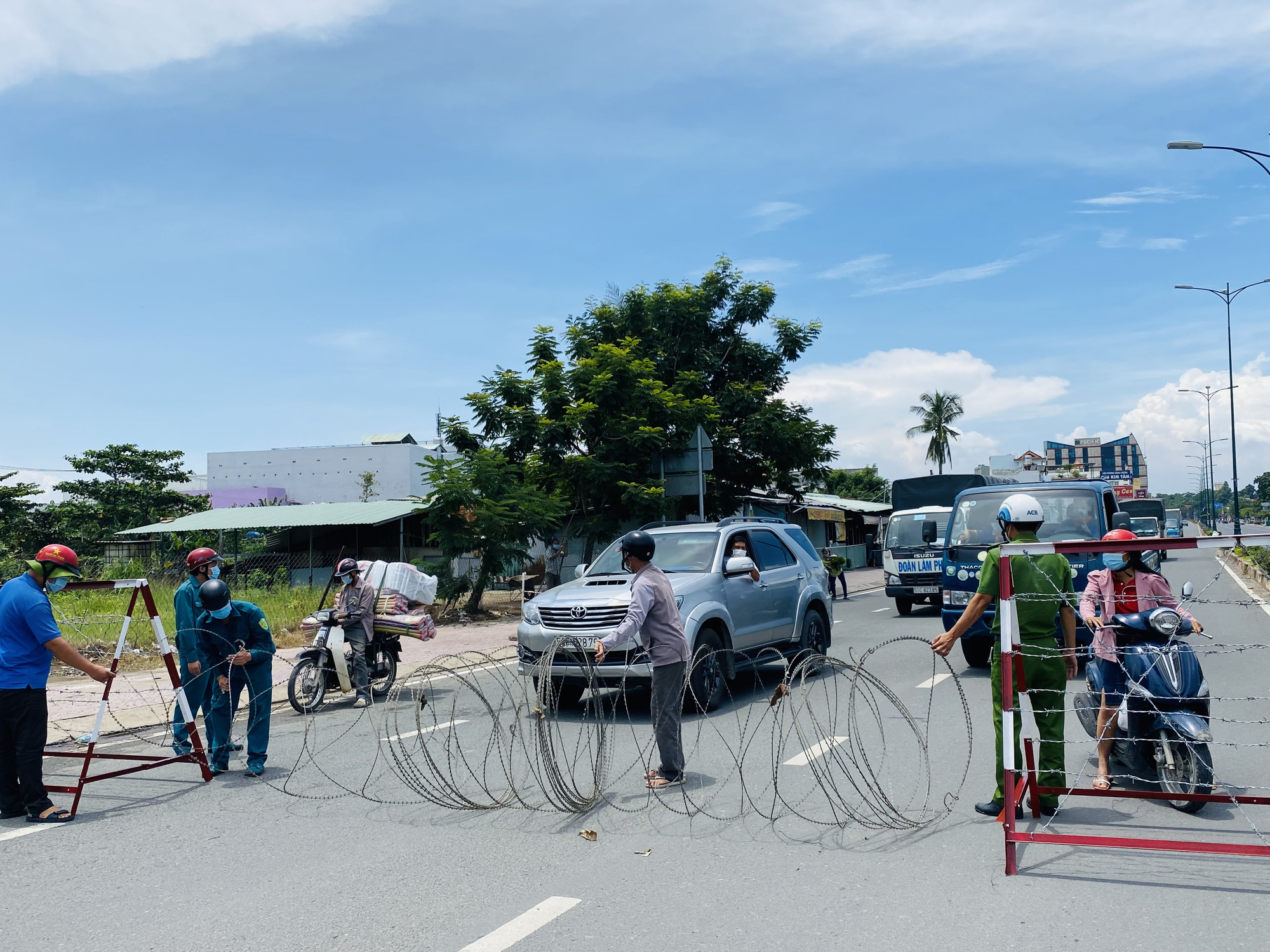 CLIP: Một đoạn đường Lê Văn Việt ở TP Thủ Đức bị phong tỏa từ 12 giờ ngày 14-7 - Ảnh 5.