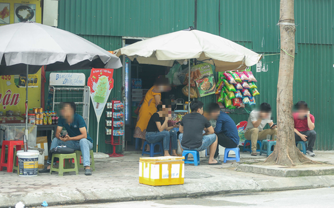 Những đôi tay nhân ái cắt tóc miễn phí giữa trung tâm Sài Gòn