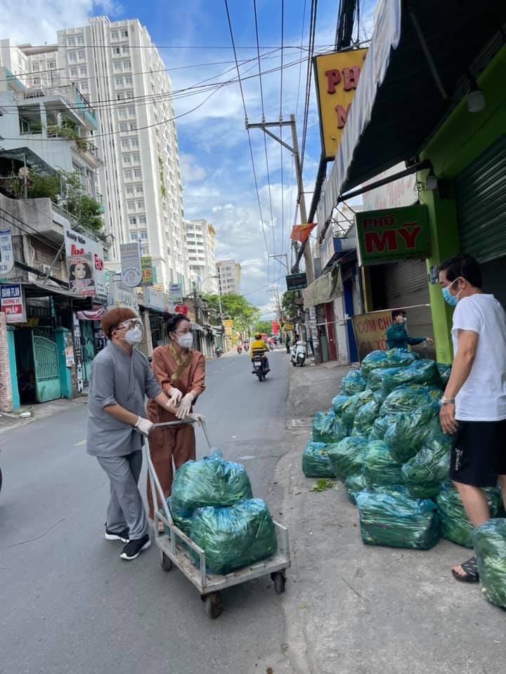 Hoa hậu Khánh Vân cùng nhiều nghệ sĩ tiếp tục hỗ trợ người dân chống dịch - Ảnh 4.