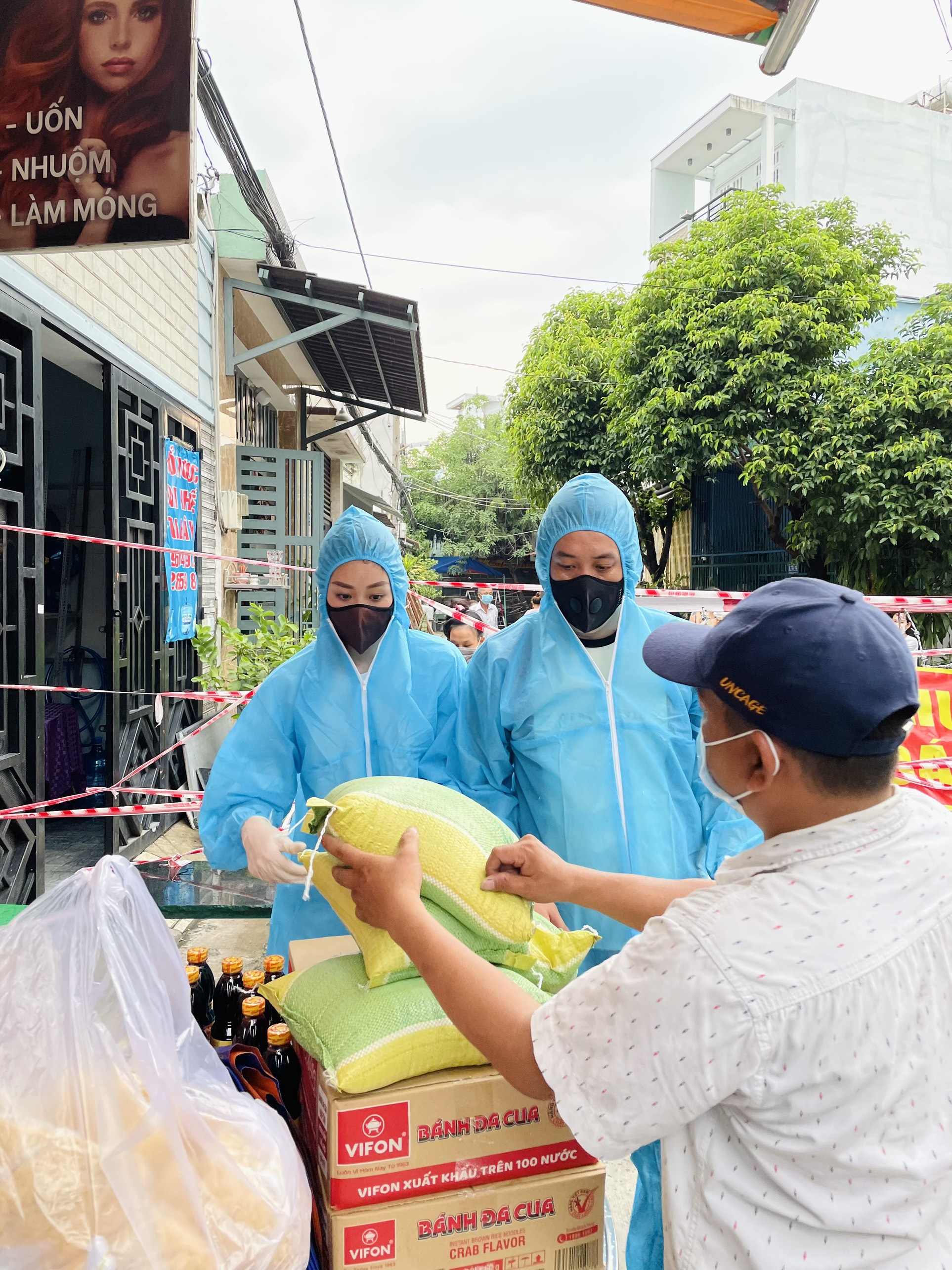 Hoa hậu Khánh Vân cùng nhiều nghệ sĩ tiếp tục hỗ trợ người dân chống dịch - Ảnh 1.