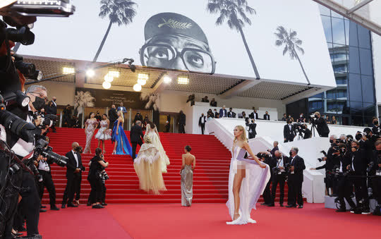 Minh tinh Kimberley Garner khoe vòng ba trên thảm đỏ Cannes 2021 - Ảnh 8.