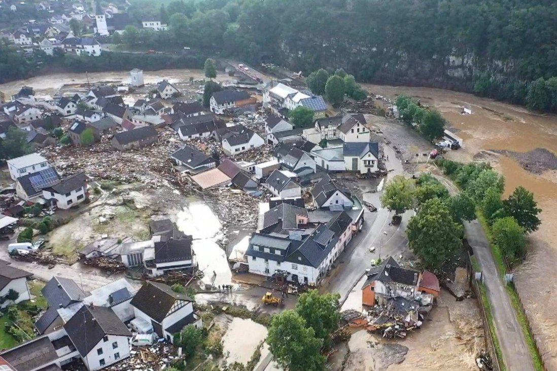 Lũ lụt Đức-Bỉ: Mặc dù đã gặp phải lũ lụt kinh hoàng ở nhiều địa phương, nhưng người dân Đức-Bỉ vẫn luôn cố gắng vượt qua khó khăn và đề phòng tình trạng lũ lụt trong tương lai. Hãy cùng xem hình ảnh đầy cảm xúc về sự đoàn kết cộng đồng và hy vọng vượt qua khó khăn!