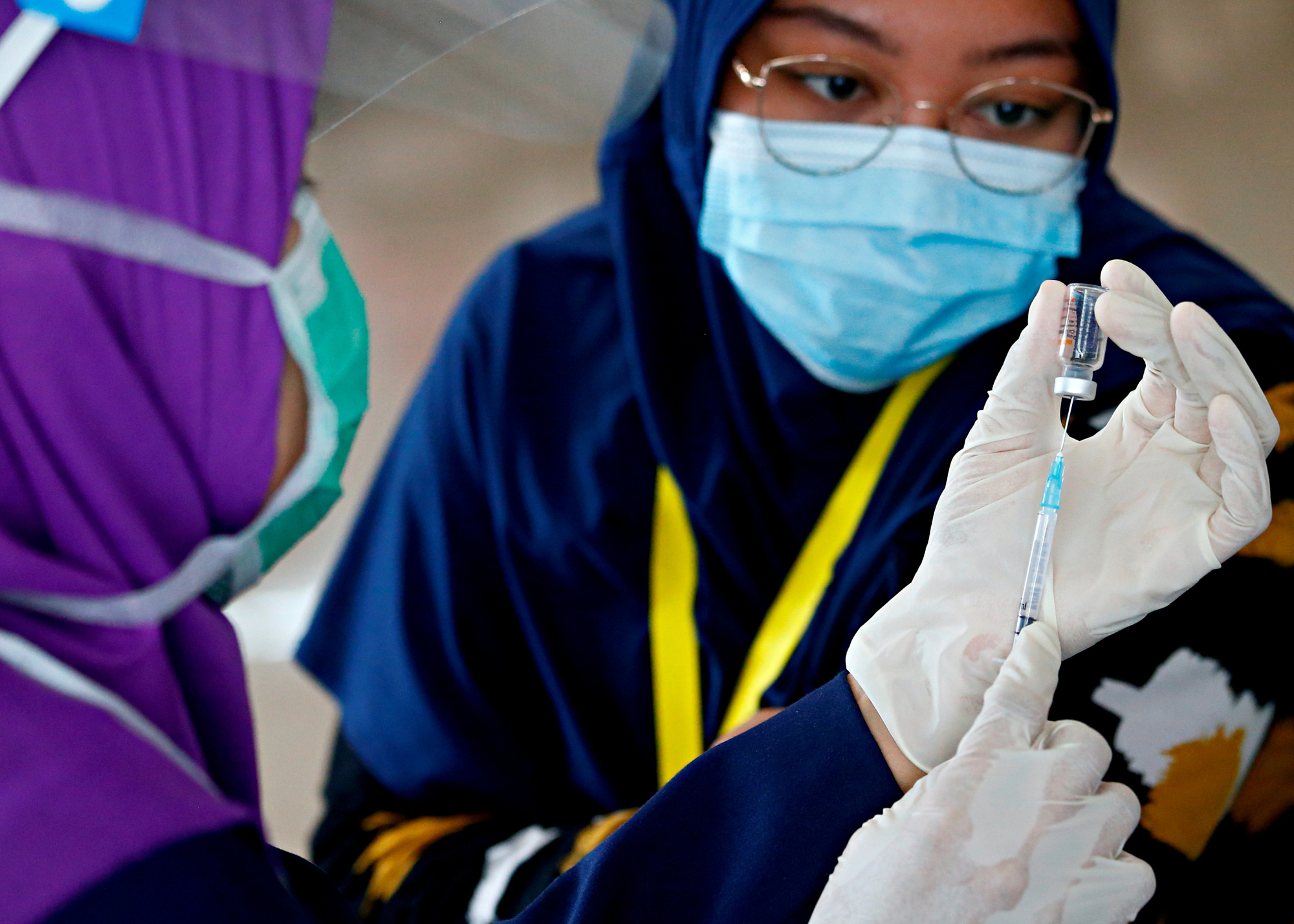 Nhân viên y tế Indonesia được tăng cường liều vắc-xin thứ 3 của Moderna - Ảnh 1.