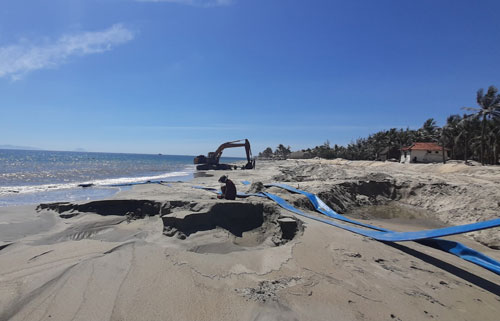 Hút cát ở đảo khủng long đắp bờ biển Cửa Đại - Ảnh 1.