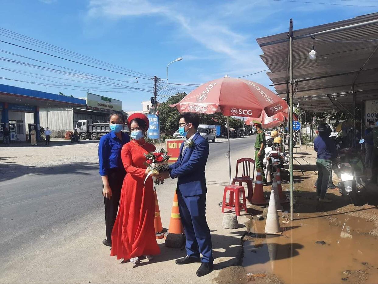 Cô dâu Quảng Nam, chú rể Đà Nẵng trao sính lễ tại chốt kiểm dịch - Ảnh 2.