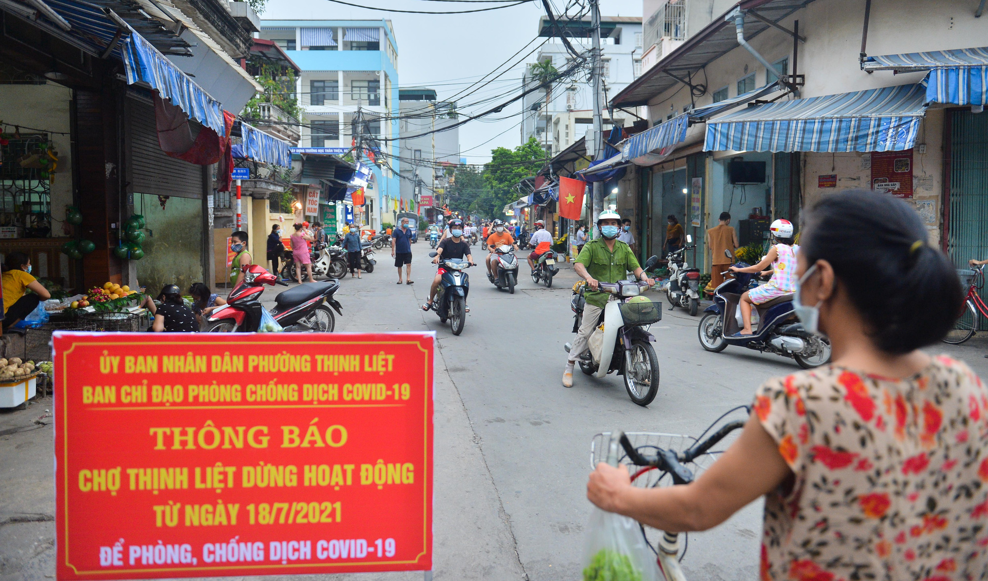 Lấy mẫu xét nghiệm với người dân liên quan đến 5 người trong một gia đình dương tính SARS-CoV-2 - Ảnh 2.