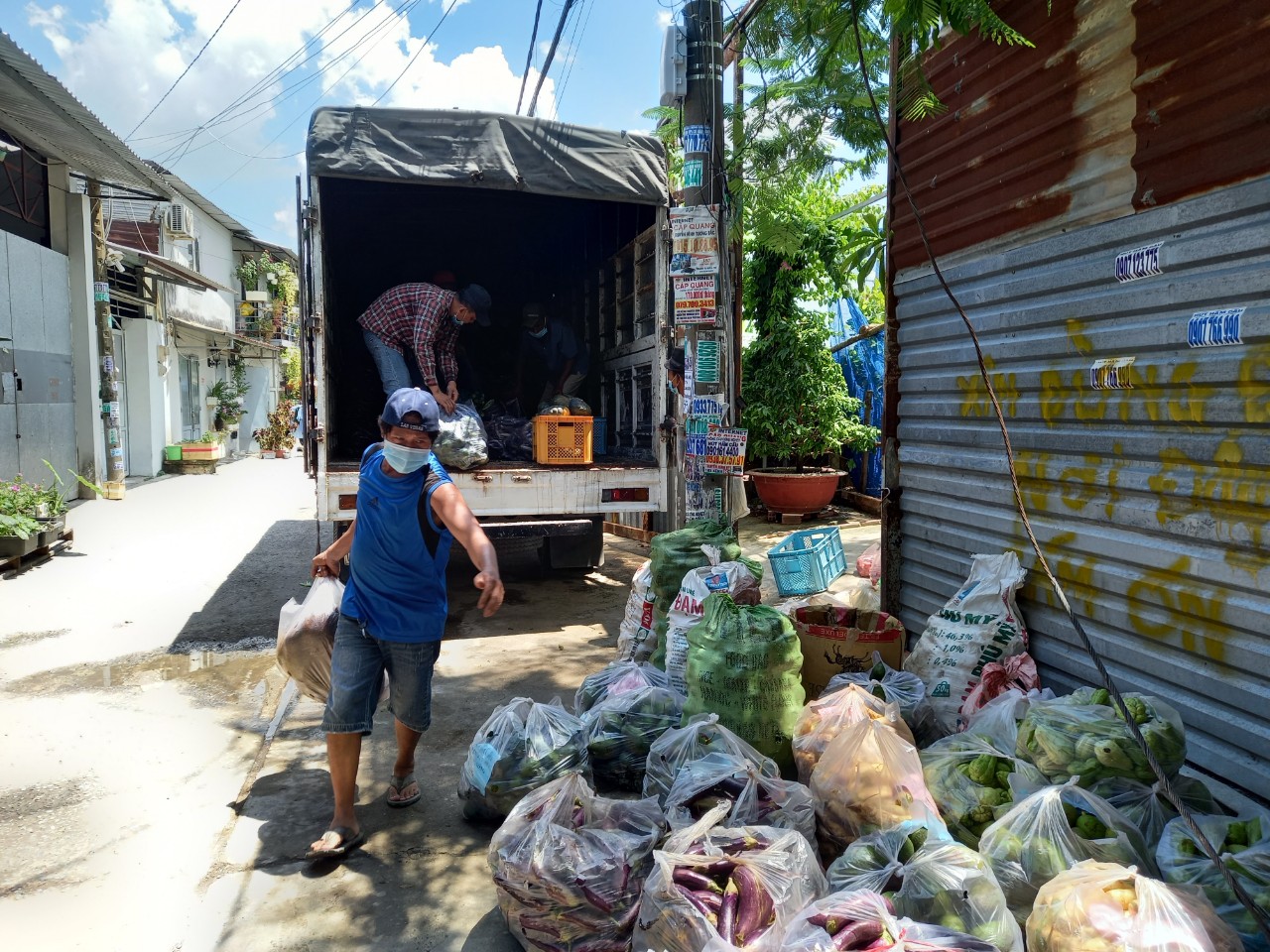 Thực phẩm miễn phí cùng cả nước chống dịch đến với người dân quận 1 và huyện Nhà Bè - Ảnh 6.