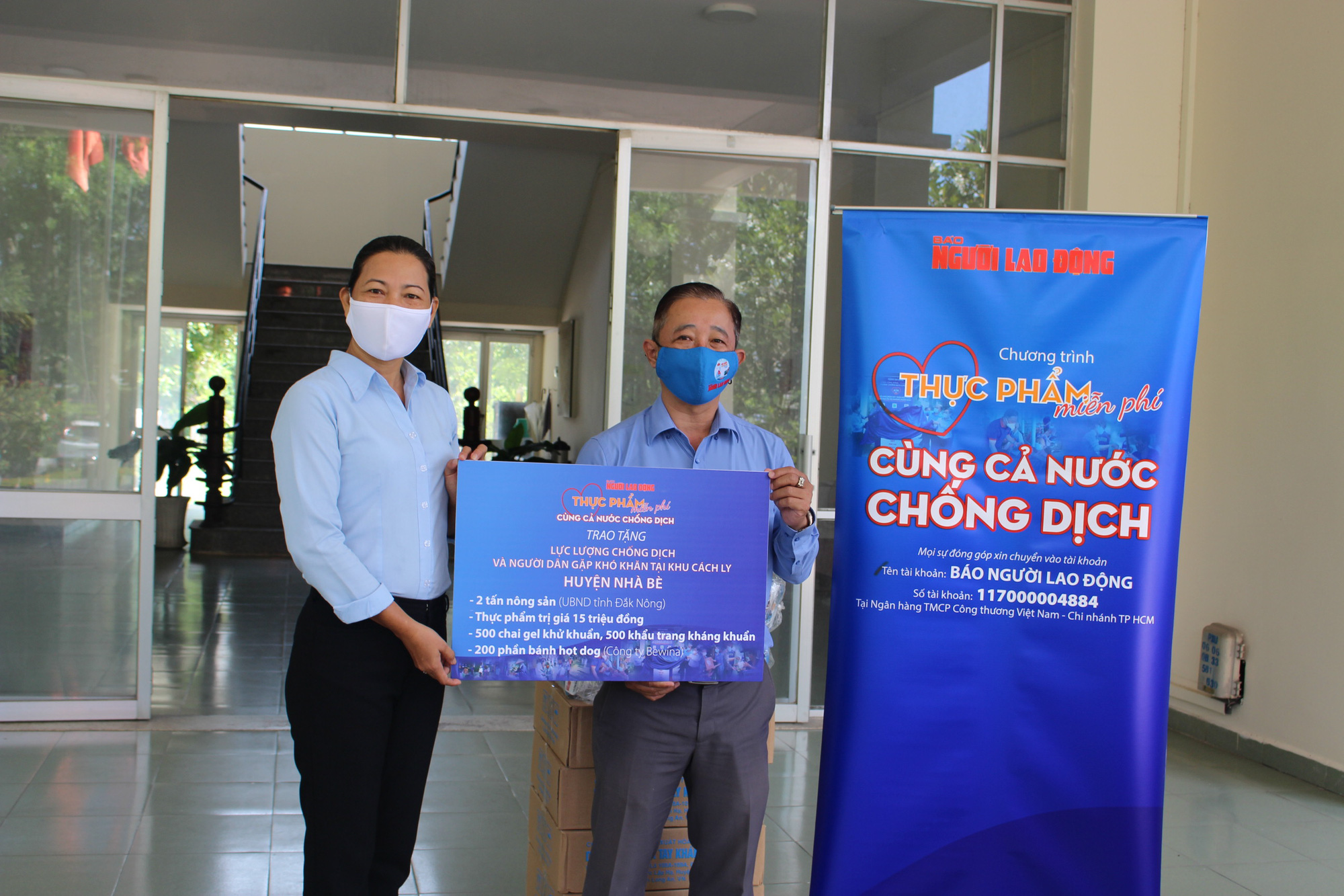 Thực phẩm miễn phí cùng cả nước chống dịch đến với người dân quận 1 và huyện Nhà Bè - Ảnh 1.