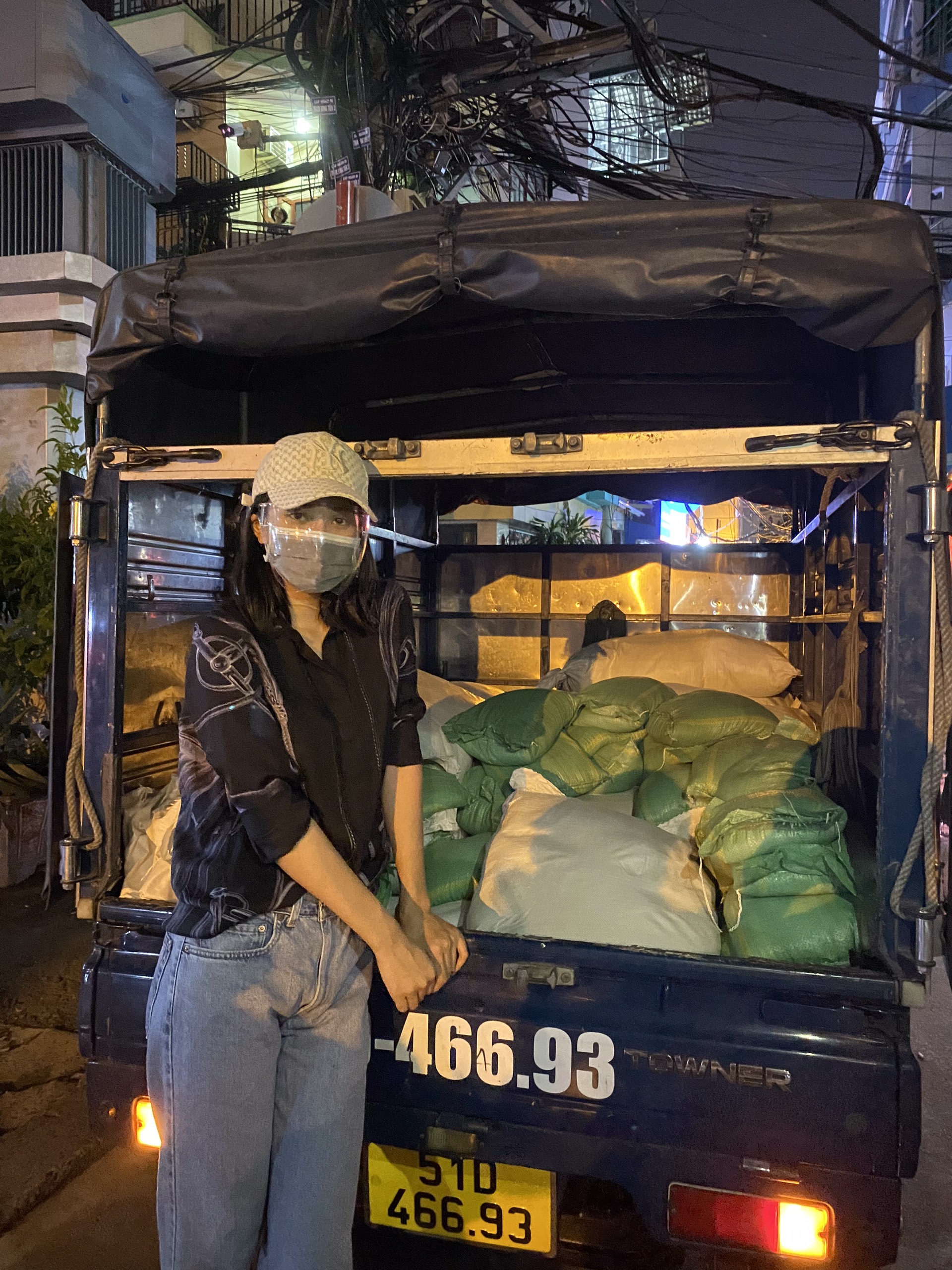 Nửa đêm, hoa hậu Trần Tiểu Vy lang thang ngoài phố tìm người nghèo - Ảnh 6.