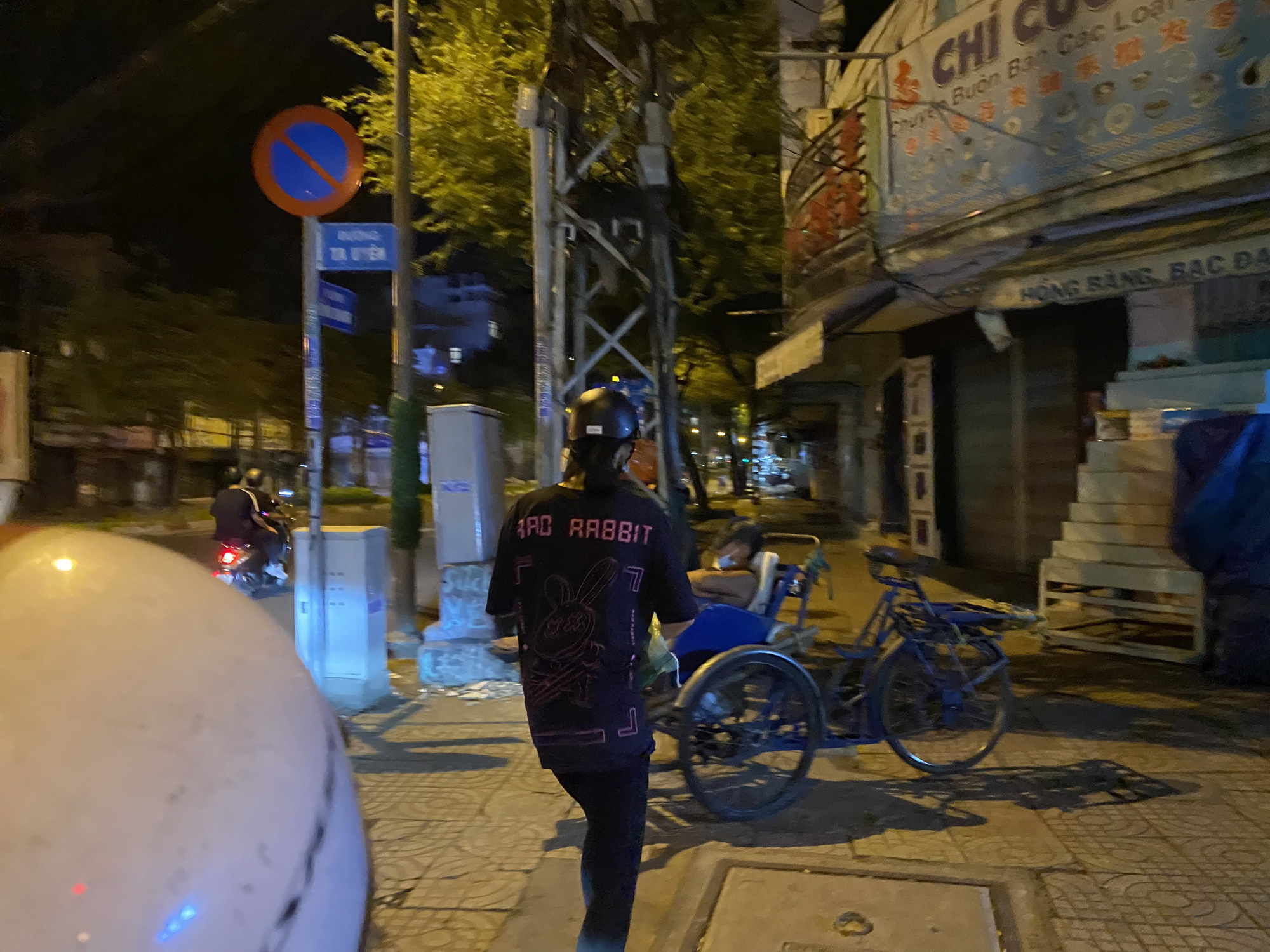 Nửa đêm, hoa hậu Trần Tiểu Vy lang thang ngoài phố tìm người nghèo - Ảnh 5.