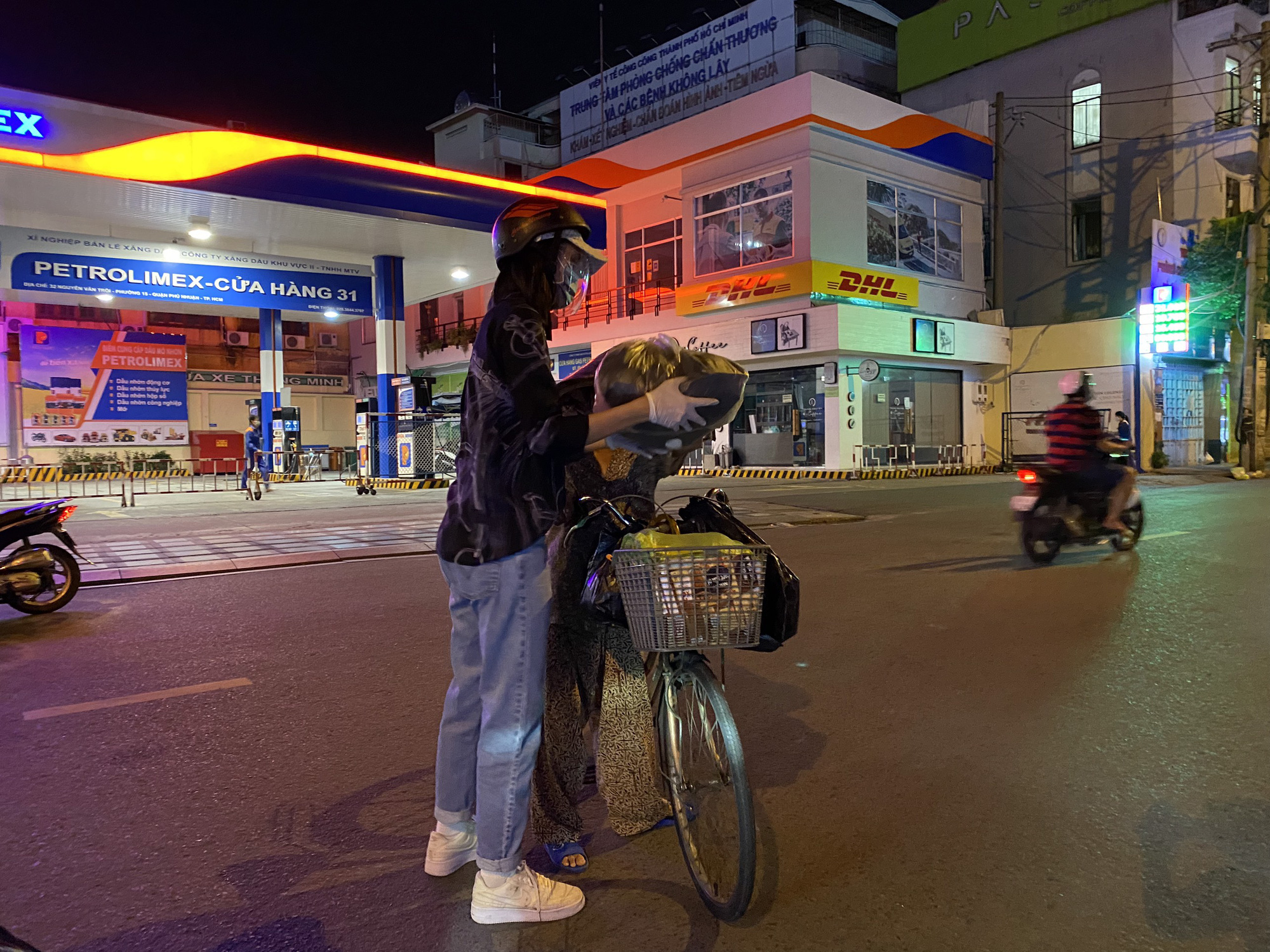 Nửa đêm, hoa hậu Trần Tiểu Vy lang thang ngoài phố tìm người nghèo - Ảnh 3.