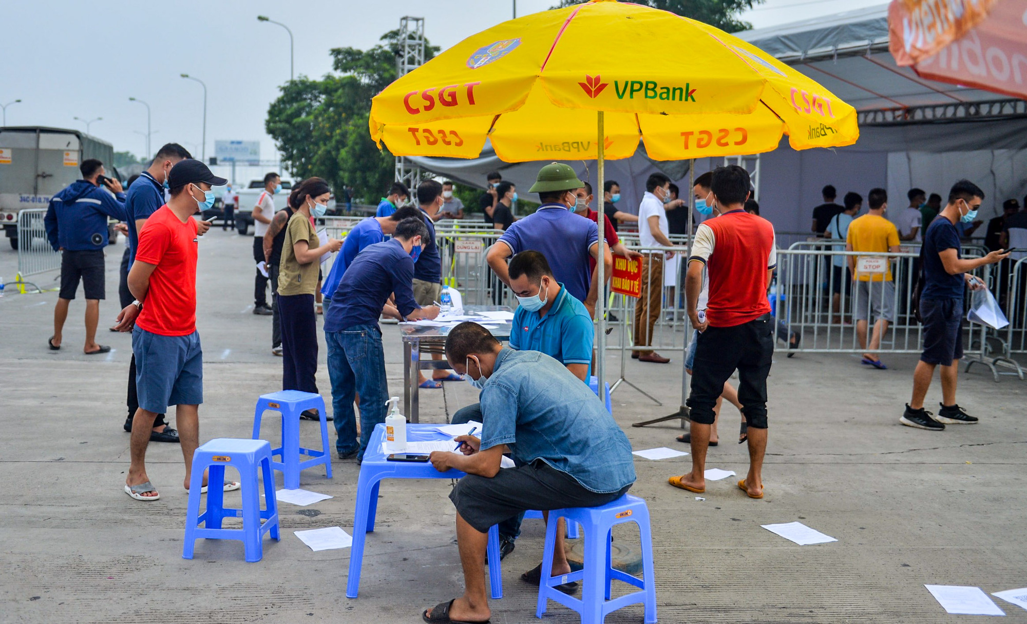 Cận cảnh hàng ngàn phương tiện giao thông ùn tắc nhiều giờ tại điểm chốt Pháp Vân-Cầu Giẽ - Ảnh 9.