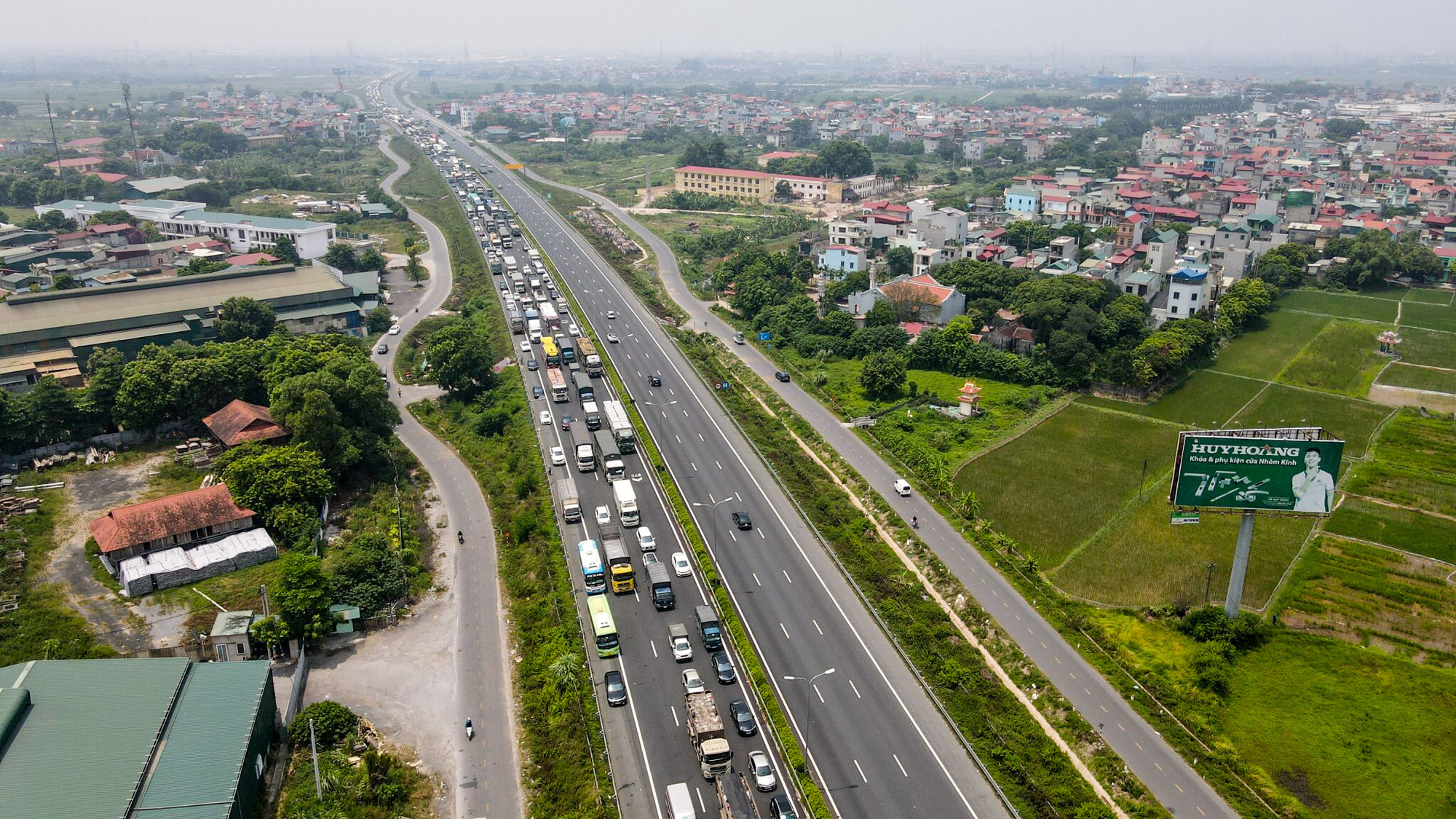 Cận cảnh hàng ngàn phương tiện giao thông ùn tắc nhiều giờ tại điểm chốt Pháp Vân-Cầu Giẽ - Ảnh 3.