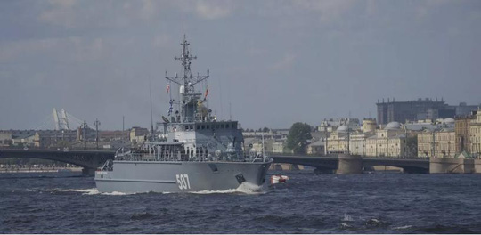 Hai tàu chiến Nga đụng nhau trên sông - Ảnh 2.