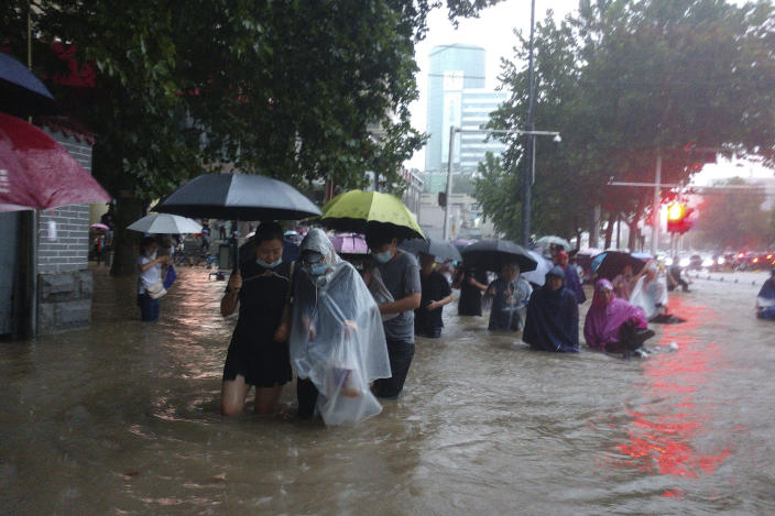 Trung Quốc: Đường Phố Thành Sông, Nước Ngập Tới Ngực Hành Khách Đi Tàu Hỏa  - Báo Người Lao Động