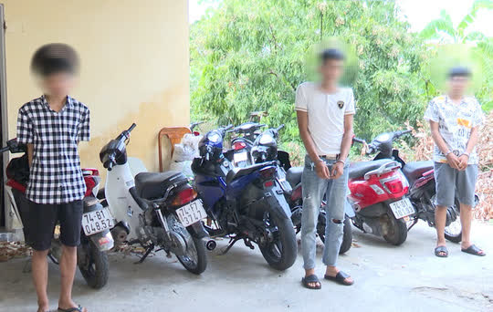 Nhóm thanh niên mới lớn thuê ôtô để đi trộm… xe máy - Ảnh 1.