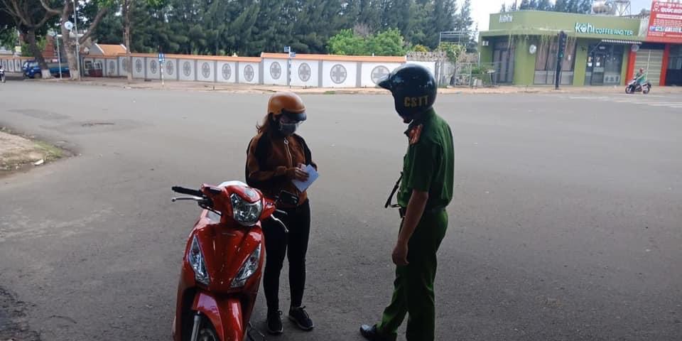 Một Buôn Ma Thuột rất khác trong ngày đầu giãn cách xã hội theo Chỉ thị 16 - Ảnh 8. Một Buôn Ma Thuột rất khác trong ngày đầu giãn cách xã hội theo Chỉ thị 16 - Ảnh 8.