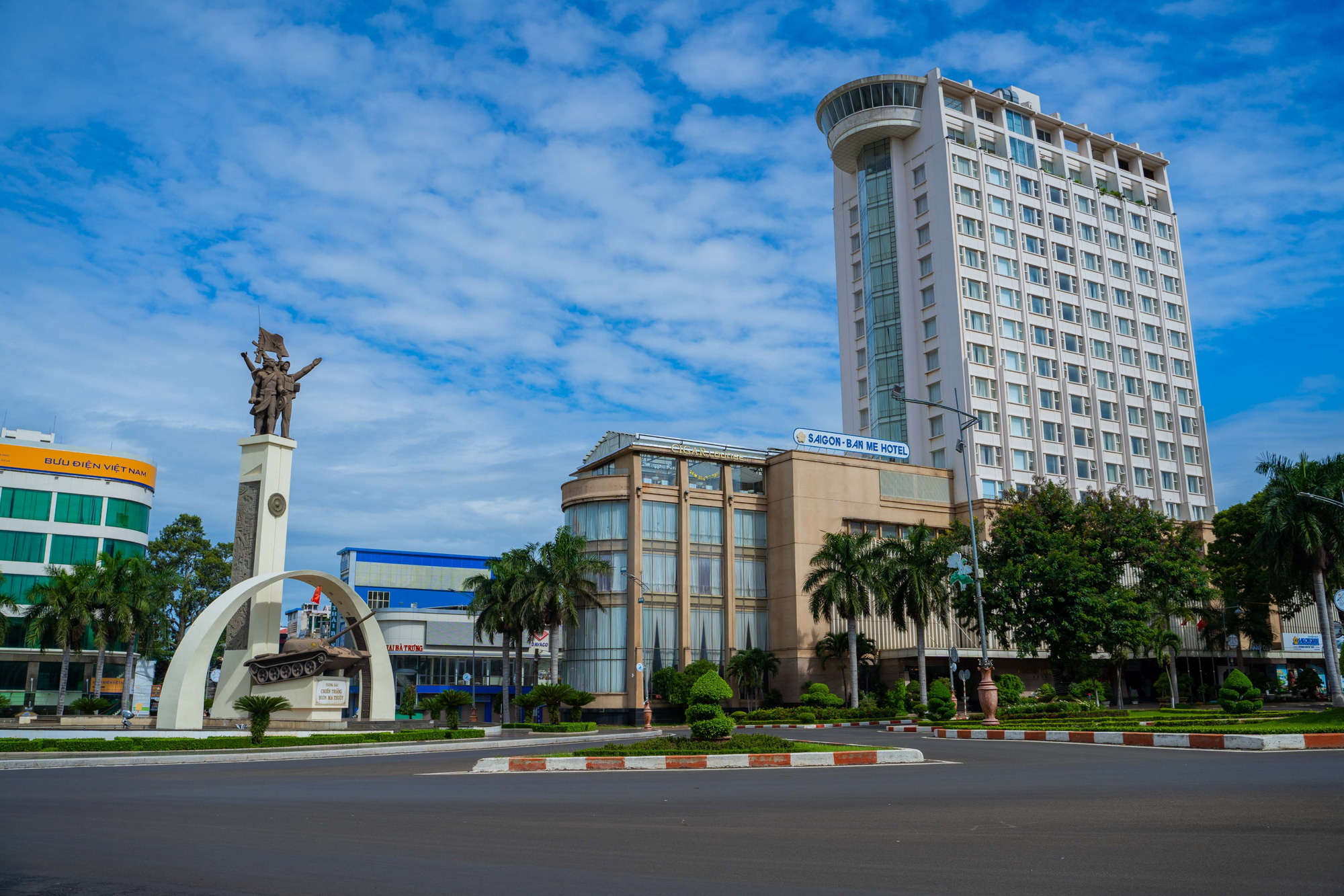 Một Buôn Ma Thuột rất khác trong ngày đầu giãn cách xã hội theo Chỉ thị 16 - Ảnh 1. Một Buôn Ma Thuột rất khác trong ngày đầu giãn cách xã hội theo Chỉ thị 16 - Ảnh 1.