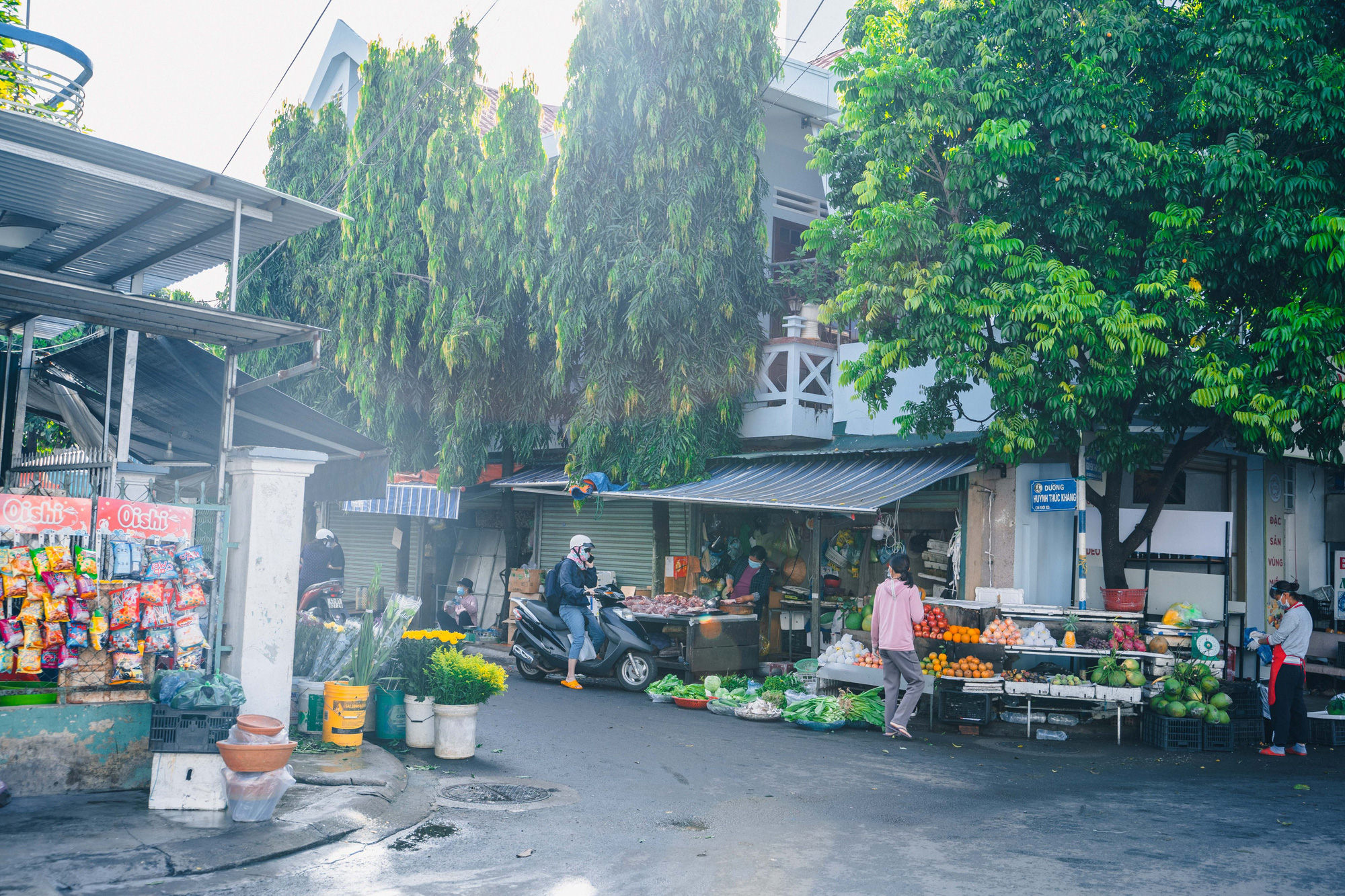 Một Buôn Ma Thuột rất khác trong ngày đầu giãn cách xã hội theo Chỉ thị 16 - Ảnh 3. Một Buôn Ma Thuột rất khác trong ngày đầu giãn cách xã hội theo Chỉ thị 16 - Ảnh 3.