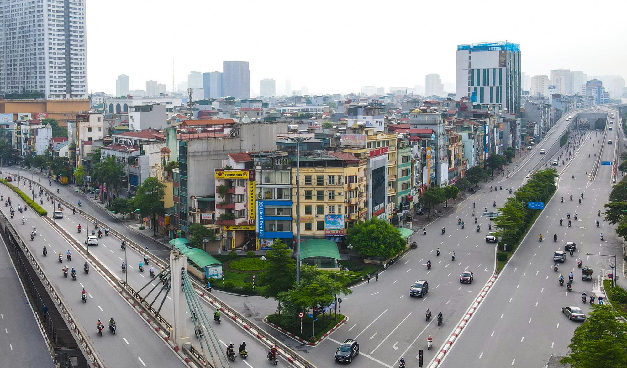 Chỉ thị 16 - Thời gian này, nếu bạn bị cách ly và không thể di chuyển, những hình ảnh về thành phố Hà Nội giữa đại dịch sẽ mang lại cho bạn một cái nhìn mới về cuộc sống và bản sắc văn hóa của người Việt Nam. Hãy cùng nhìn lại những thước phim về đường phố và con người Hà Nội trong dịch COVID-19 để cảm nhận sự kiên cường và sự đoàn kết của cả một đất nước.