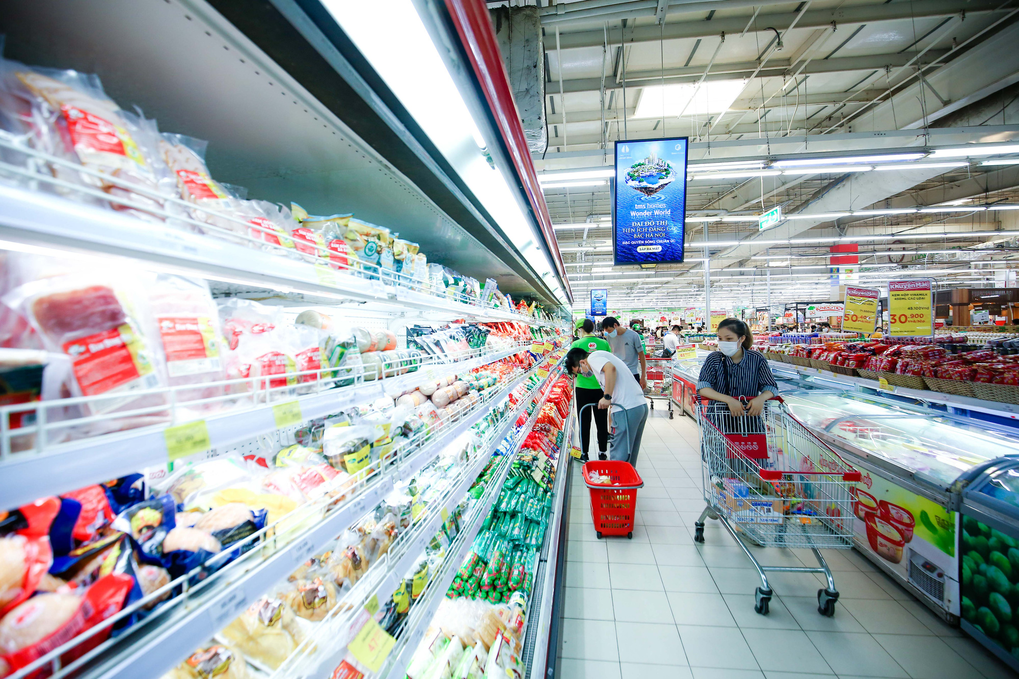 CLIP: “Đột nhập” siêu thị xem nguồn hàng trong ngày giãn cách xã hội - Báo  Người lao động