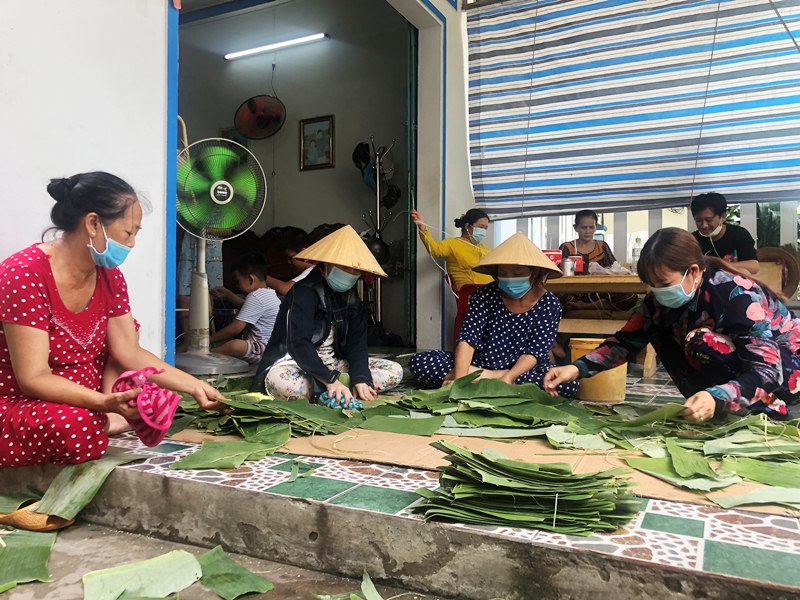 Chùm ảnh: Bánh tét nghĩa tình trong lòng hẻm nhỏ hướng đến TP HCM - Ảnh 1.