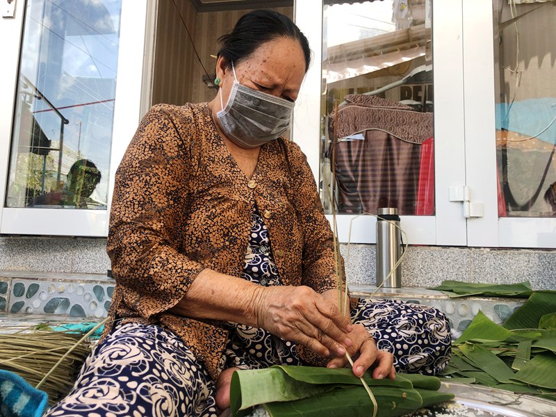 Chùm ảnh: Bánh tét nghĩa tình trong lòng hẻm nhỏ hướng đến TP HCM - Ảnh 7.