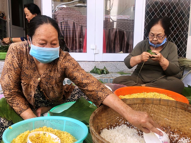 Chùm ảnh: Bánh tét nghĩa tình trong lòng hẻm nhỏ hướng đến TP HCM - Ảnh 6.