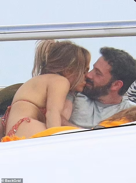 Jennifer Lopez - Ben Affleck tình tứ trên du thuyền - Ảnh 3.