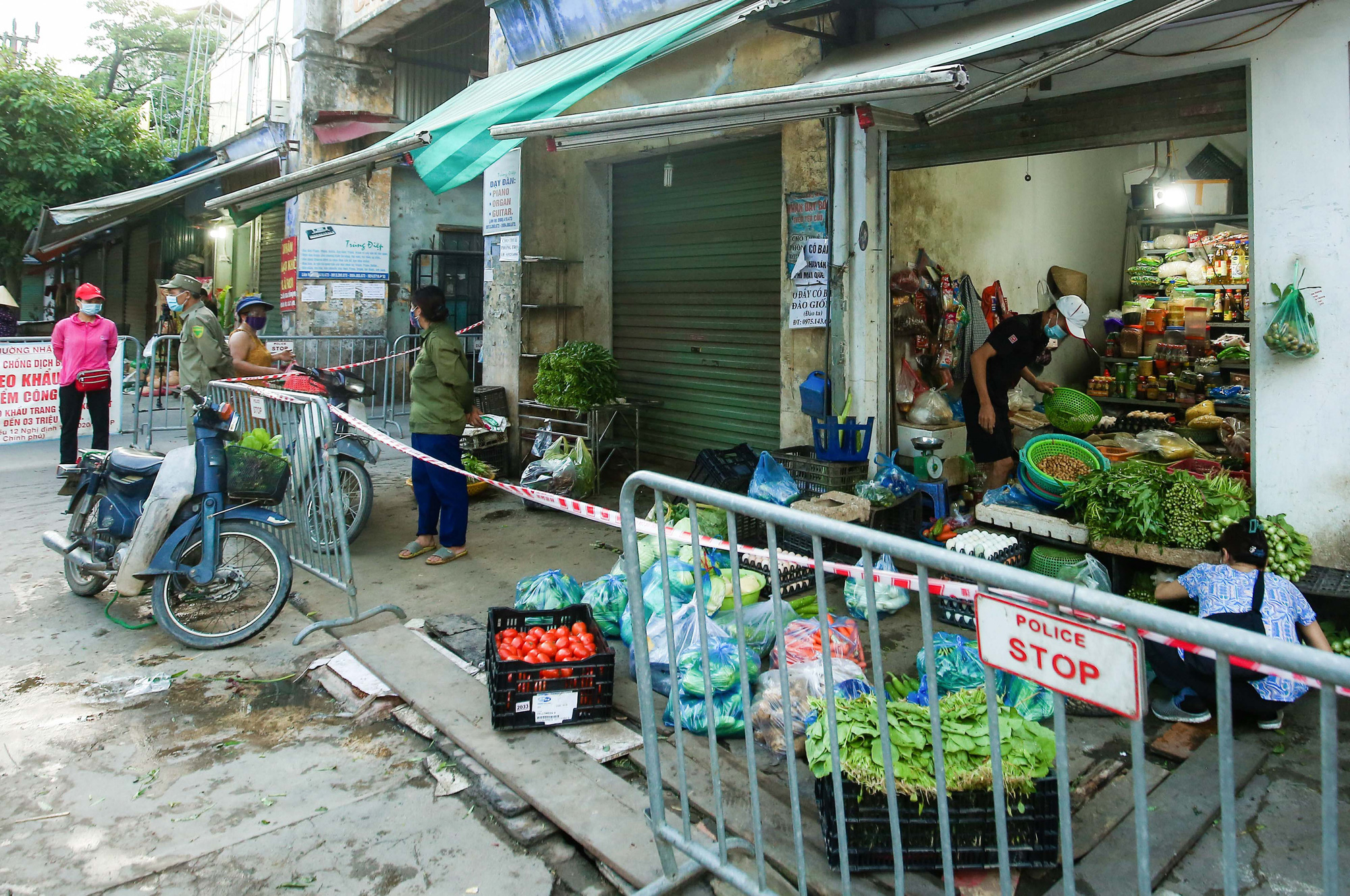 CLIP: Ngày đầu tiên người dân Hà Nội đi chợ cầm phiếu ngày chẵn, lẻ - Ảnh 7.