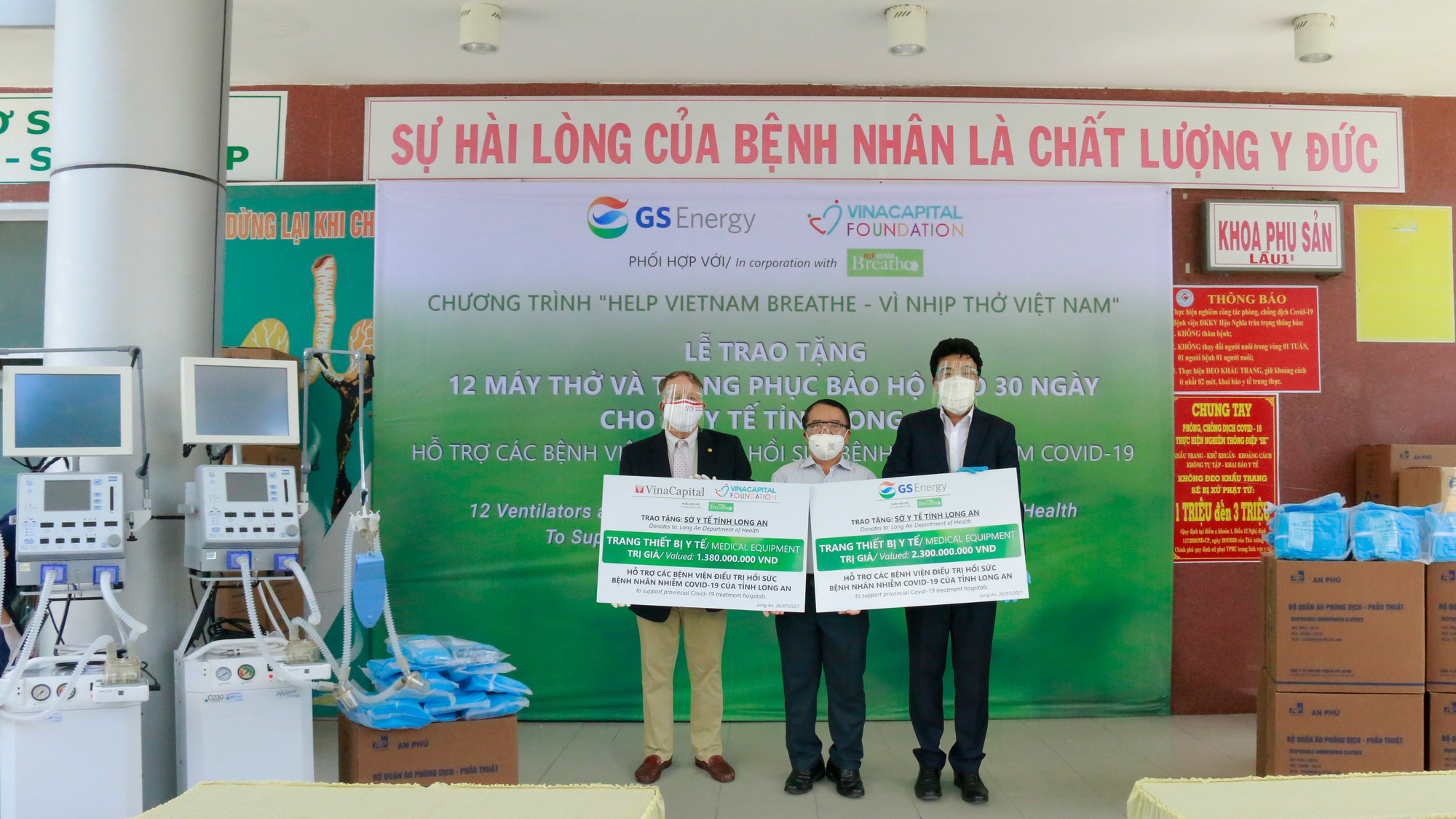 Vinacapital và GS Energy tặng 12 máy thở, trang phục bảo hộ cho Long An