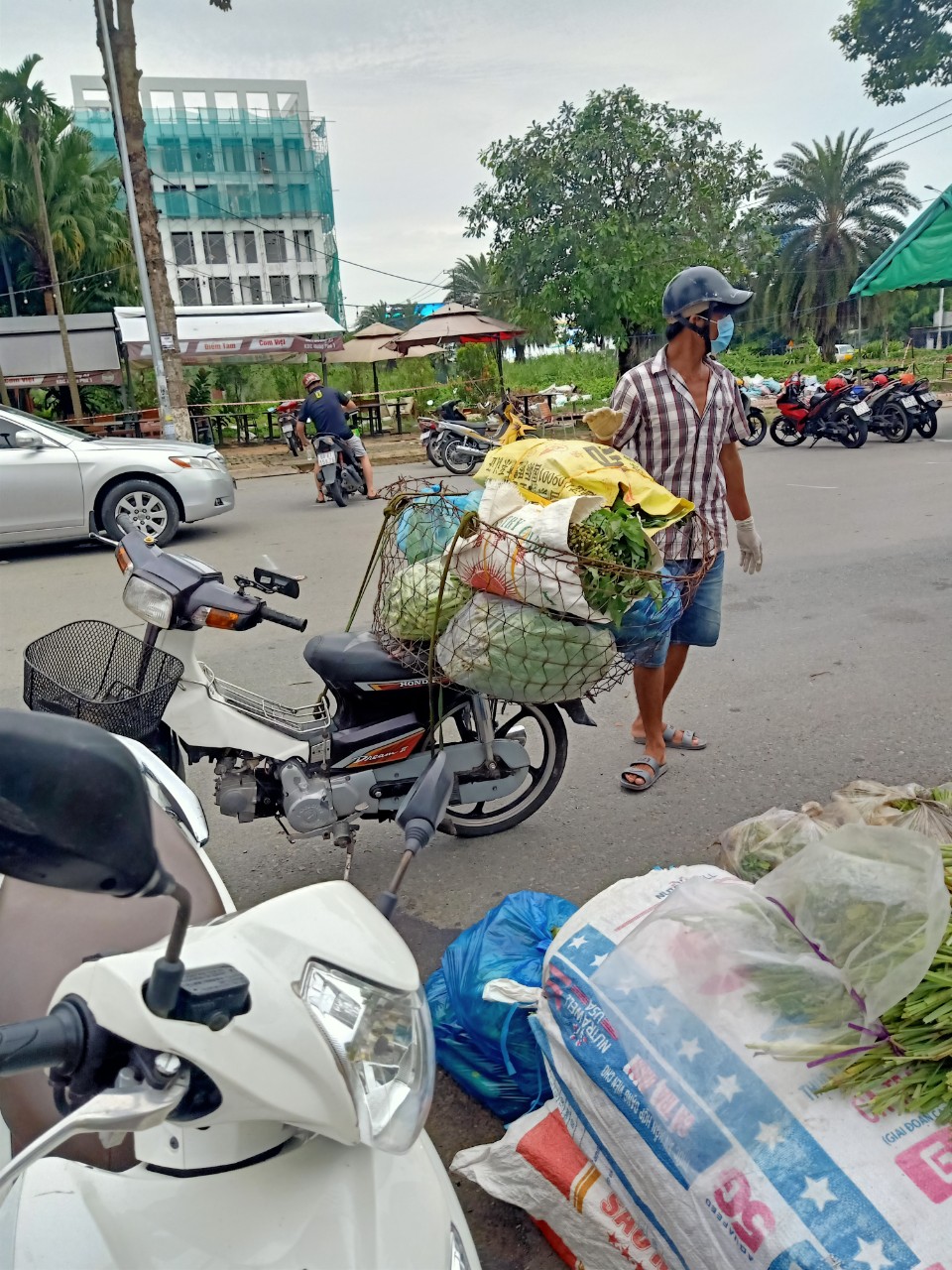 Những hình ảnh ấm áp trong khu phong tỏa ở Cần Thơ - Ảnh 7.