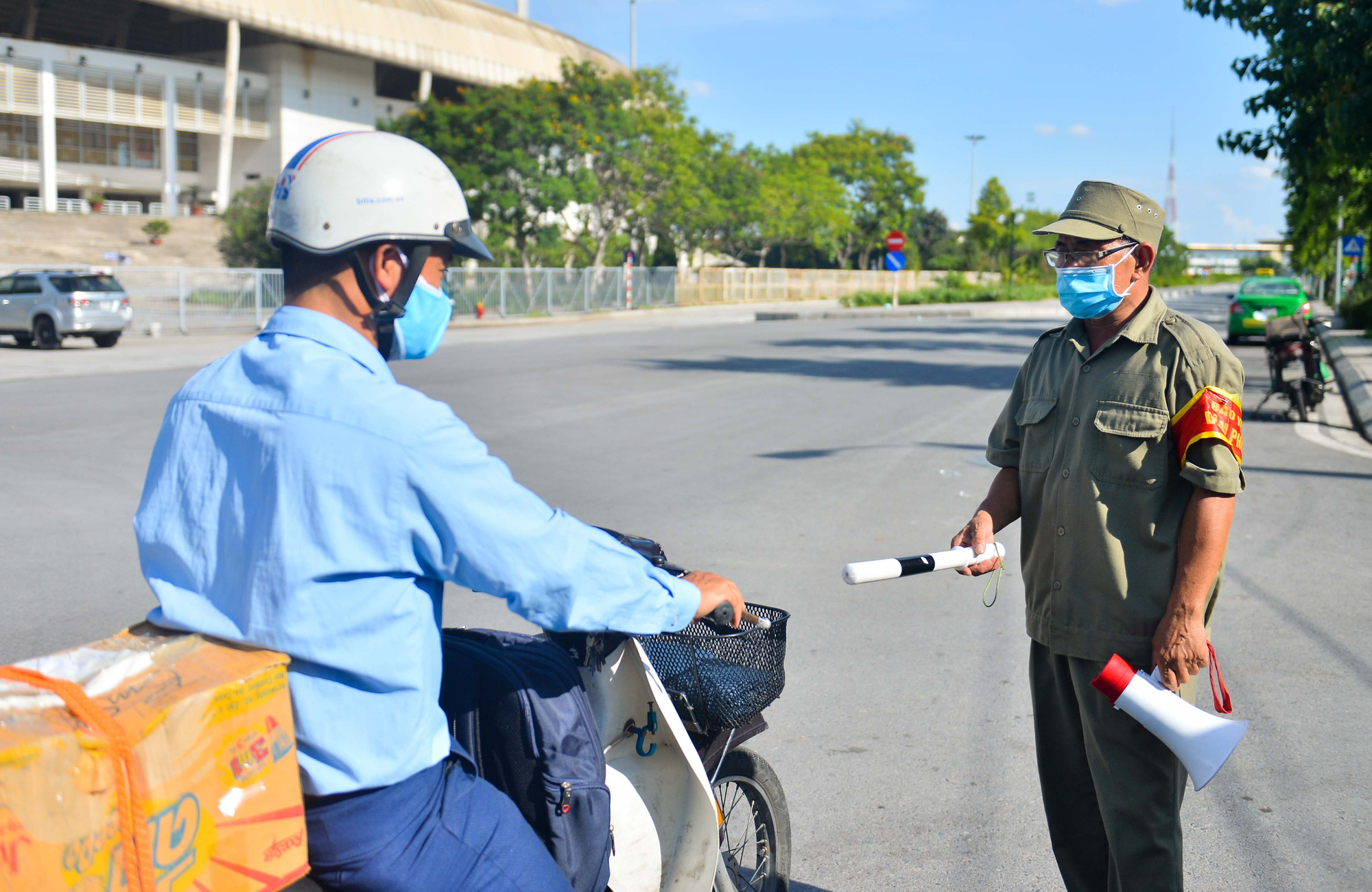 Lập nhiều chốt chống dịch Covid-19, kiểm soát việc ra đường không cần thiết - Ảnh 11.