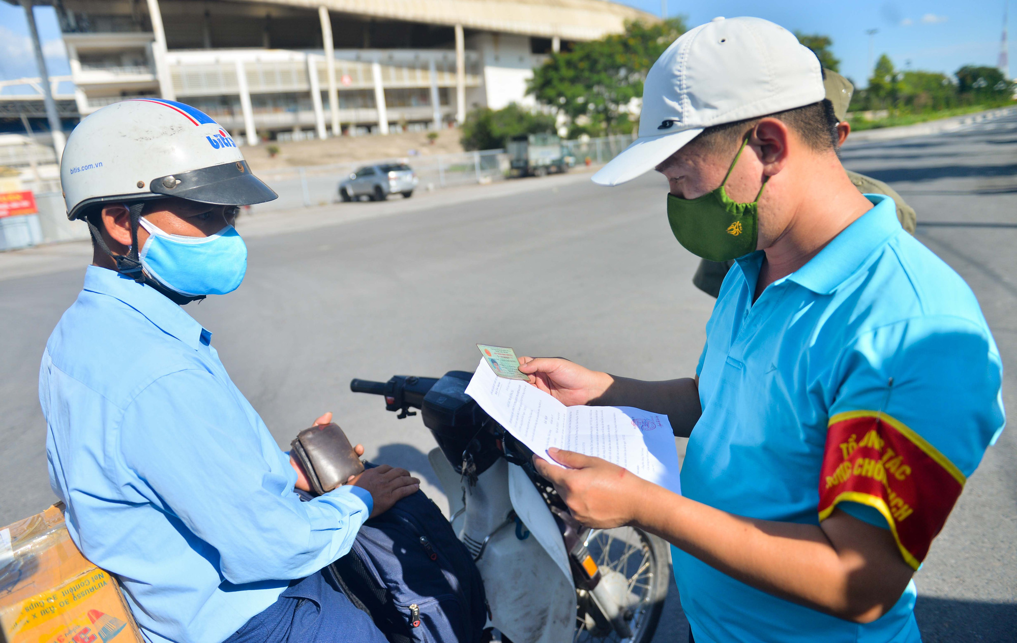 Lập nhiều chốt chống dịch Covid-19, kiểm soát việc ra đường không cần thiết - Ảnh 12.