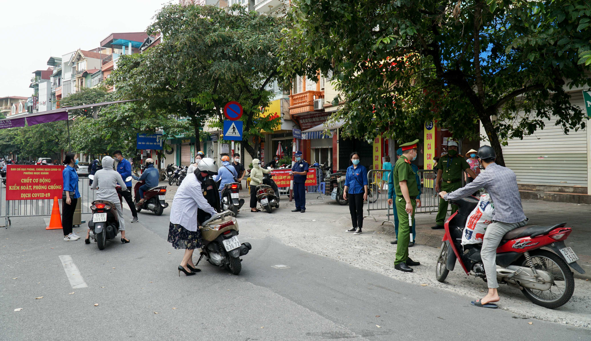 Hai cô gái bị phạt 4 triệu đồng vì lý do ra ngoài mua điện thoại - Ảnh 1.