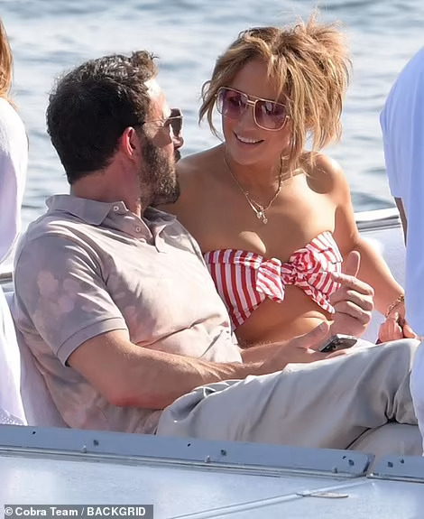 Jennifer Lopez và Ben Affleck “dính như sam” hậu tái hợp - Ảnh 4.