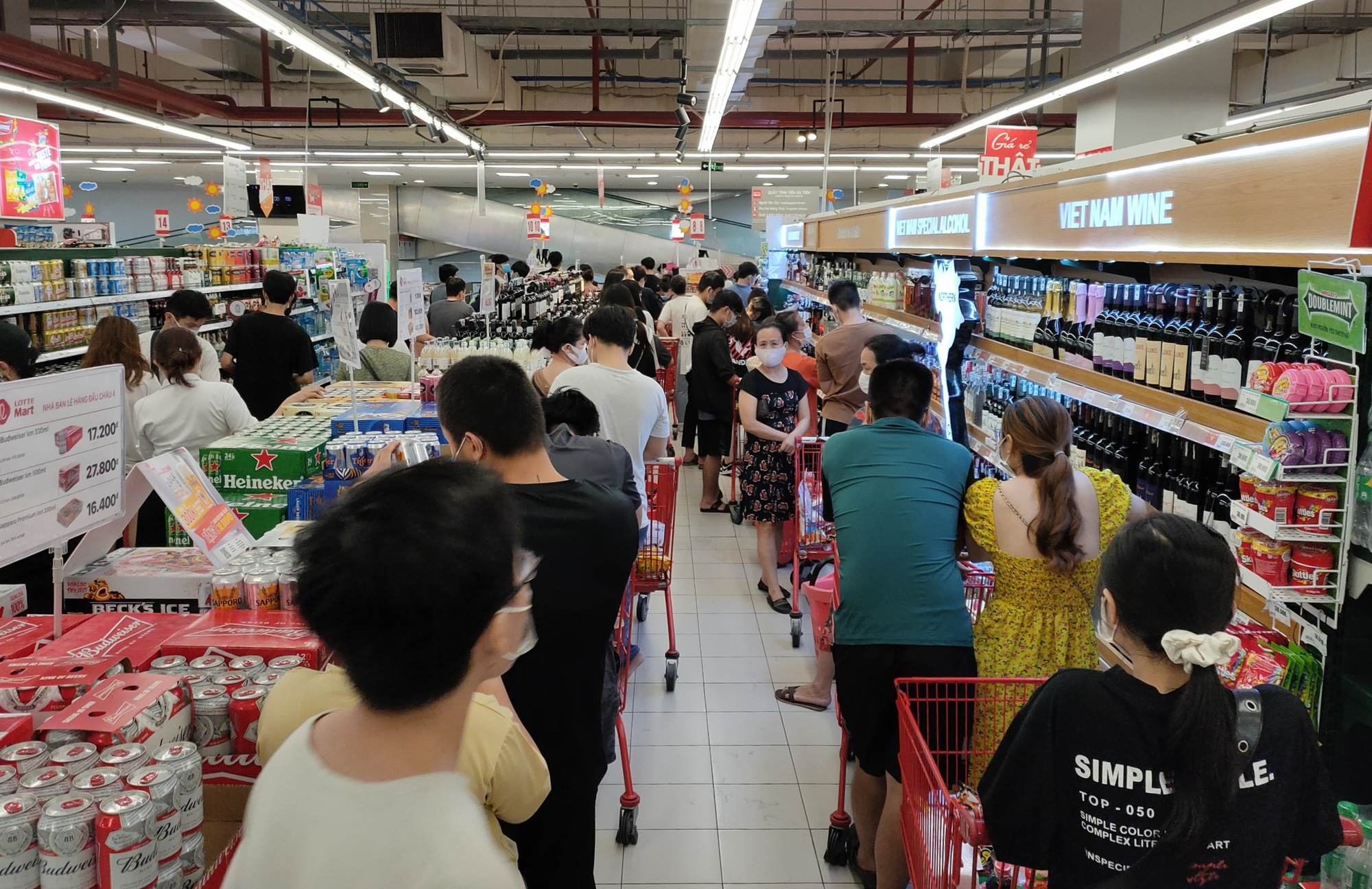 Người dân “rồng rắn” xếp hàng tại siêu thị trước ngày Đà Nẵng thực hiện mạnh hơn Chỉ thị 16 - Ảnh 12.