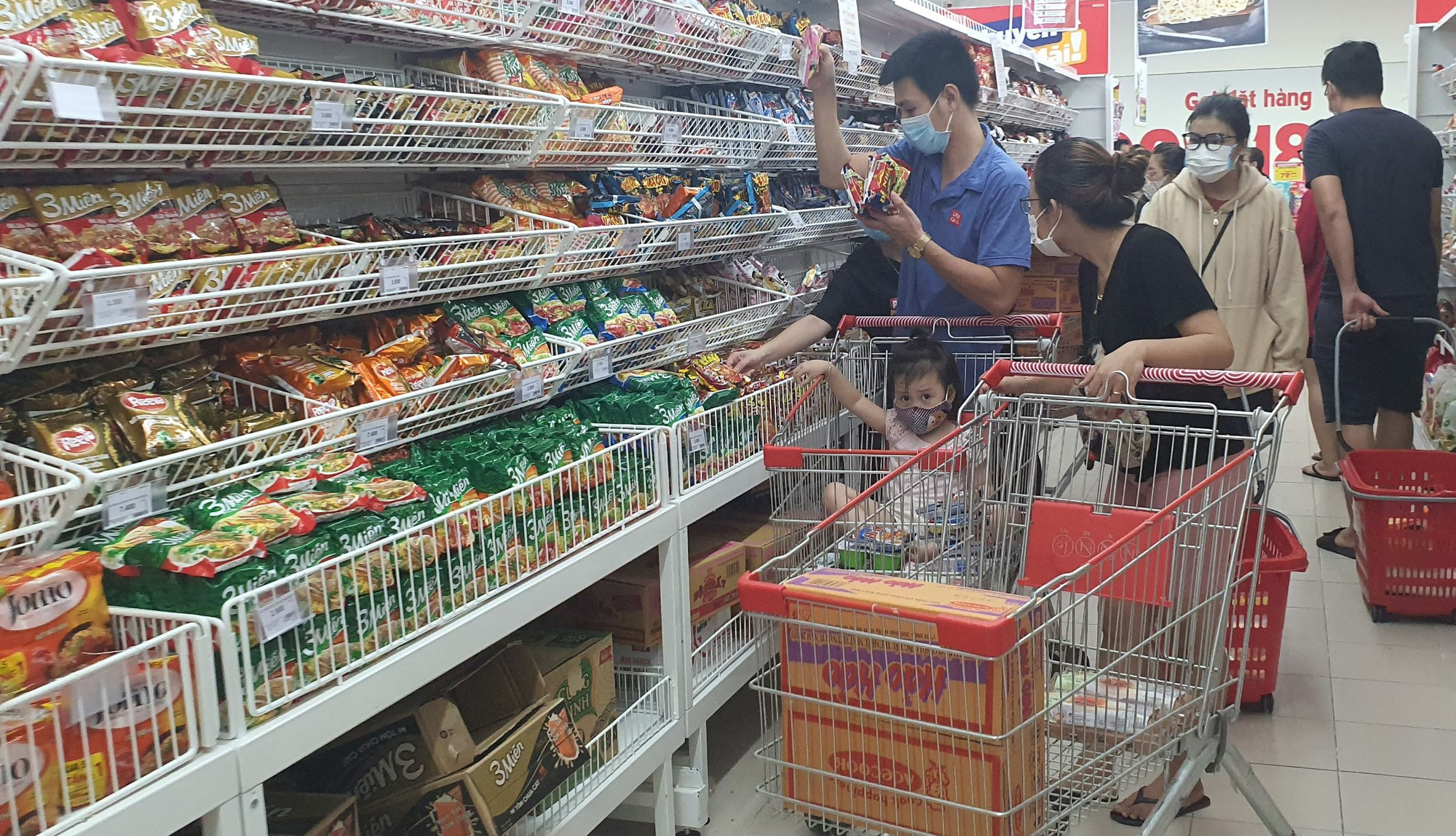 Người dân “rồng rắn” xếp hàng tại siêu thị trước ngày Đà Nẵng thực hiện mạnh hơn Chỉ thị 16 - Ảnh 4.