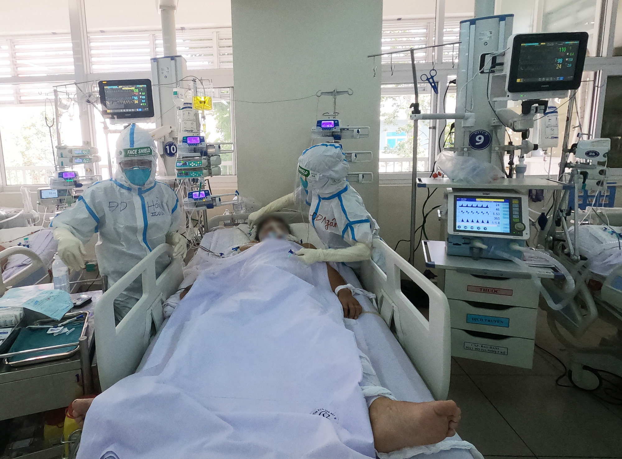 Bệnh viện Chợ Rẫy nâng lên hơn 200 giường hồi sức bệnh nhân Covid-19 nặng - Báo Người lao động