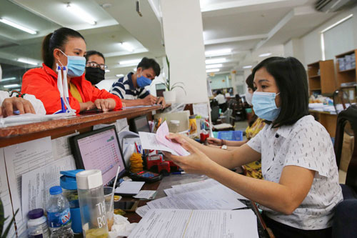 Ngưng in thẻ BHYT giấy cho người hưởng trợ cấp thất nghiệp - Ảnh 1.