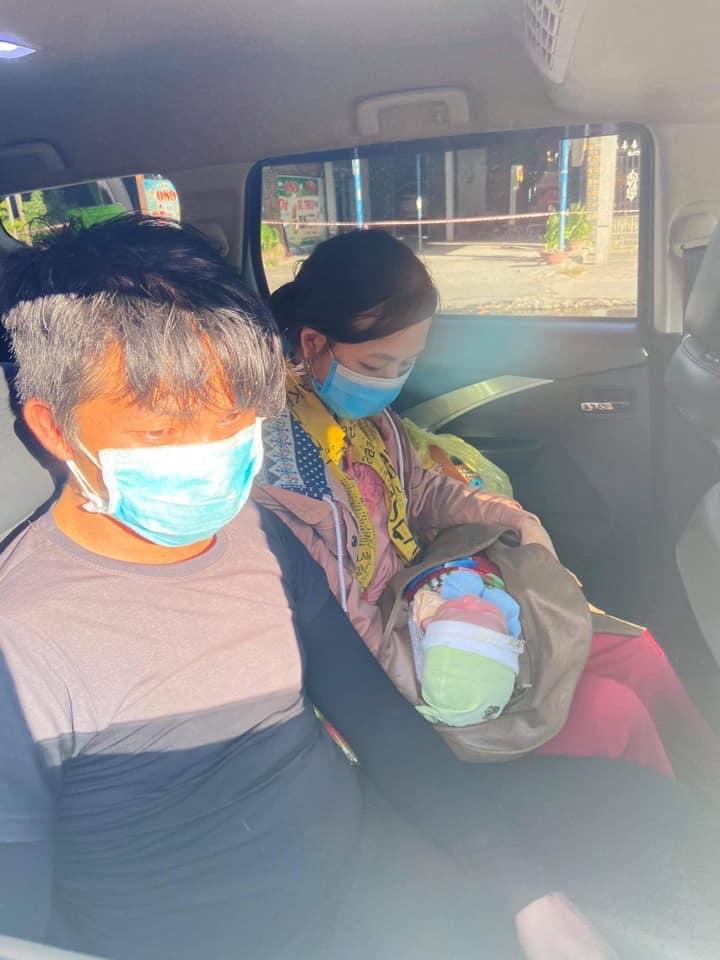 Bé trai 9 ngày tuổi cùng cha mẹ vượt hàng ngàn km từ Bình Dương về Nghệ An bằng xe máy - Ảnh 2.