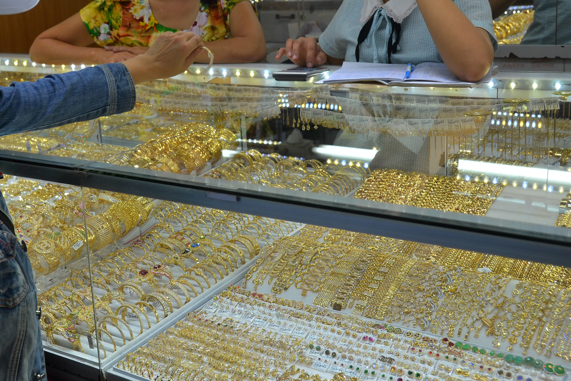 Giá vàng hôm nay 31-7: Lao xuống trước sức ép của USD - Ảnh 1. Giá vàng hôm nay 31-7: Lao xuống trước sức ép của USD - Ảnh 1.