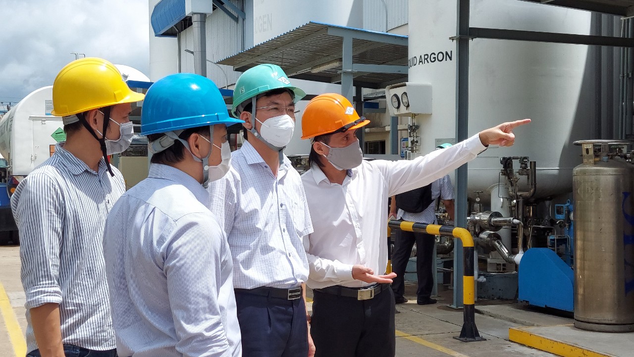Cận cảnh nhà máy sản xuất ôxy cung cấp cho điều trị bệnh - Ảnh 1.