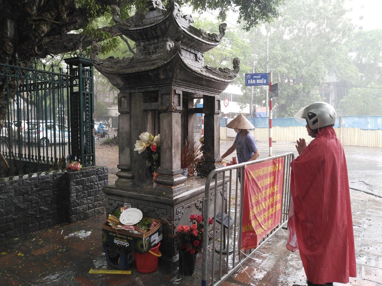 Cận cảnh các sĩ tử đội mưa to vái vọng ở Văn Miếu trước kỳ thi THPT - Ảnh 8.