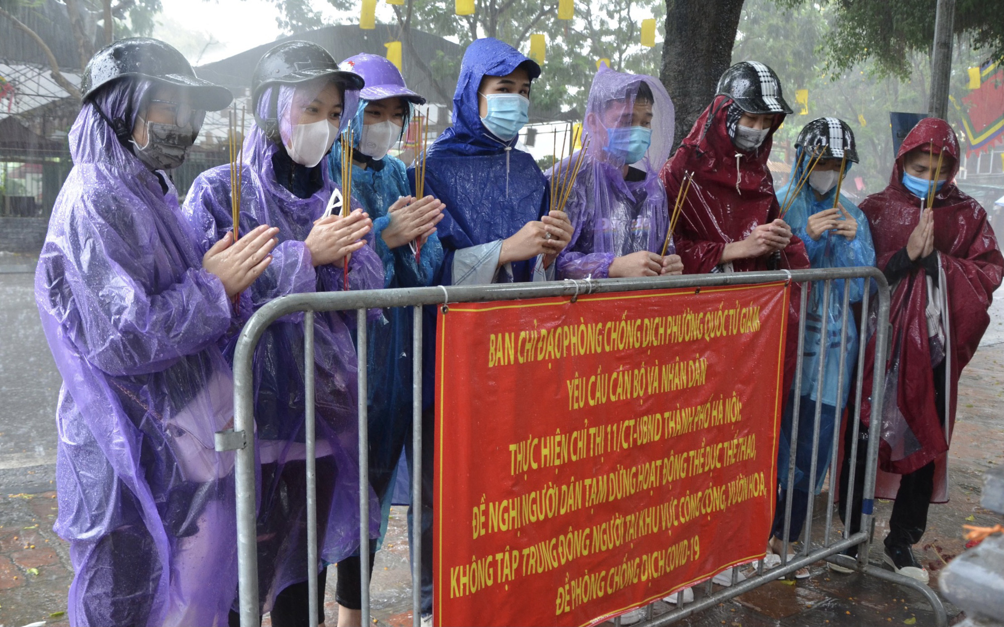 Cận cảnh các sĩ tử đội mưa to vái vọng ở Văn Miếu trước kỳ thi THPT - Ảnh 7.