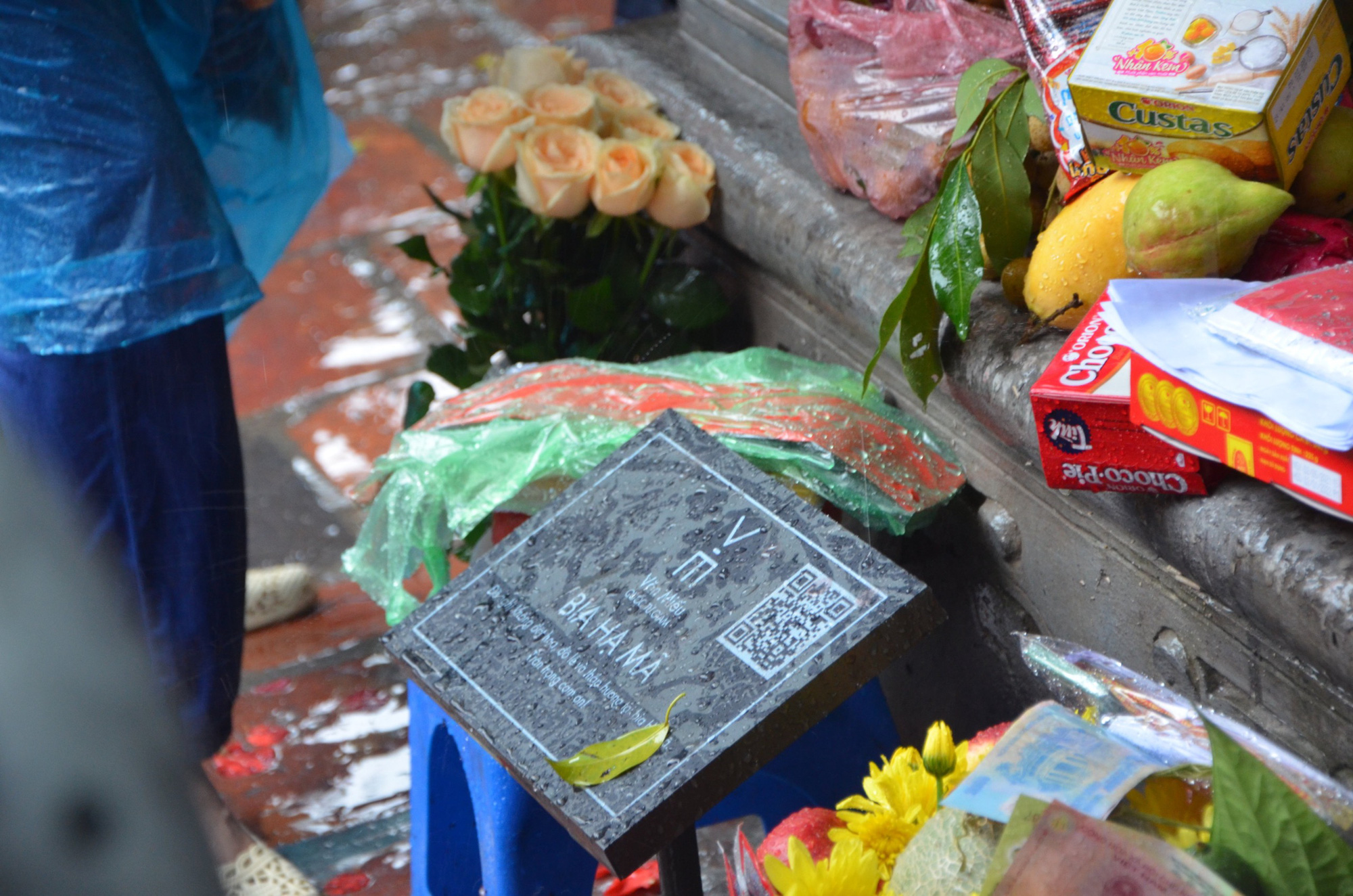 Cận cảnh các sĩ tử đội mưa to vái vọng ở Văn Miếu trước kỳ thi THPT - Ảnh 4.