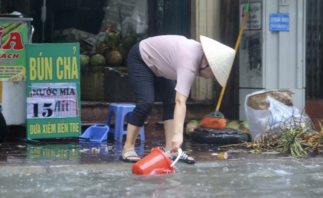 Nhiều tuyến phố Hà Nội ngập sâu trong trận mưa giải nhiệt - Ảnh 8.