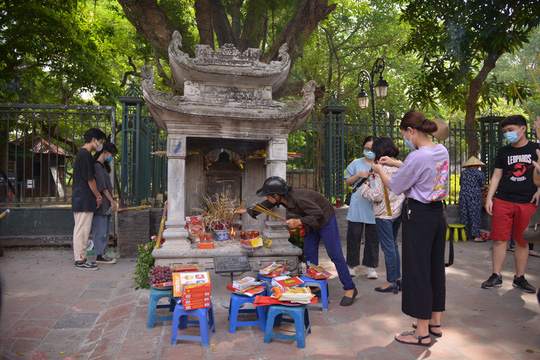 Lập rào chắn, không để thí sinh khấn vái biển giao thông - Ảnh 4.